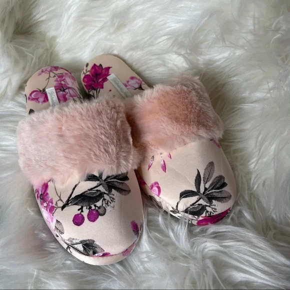 Victoria’s Secret Slippers Pink Faux Fur with Gift Bag 💕 - Picture 1 of 13